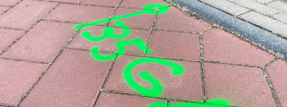 Farbmarkierungen auf Gehwegen und Straßen in Niederkassel: Was hat das zu bedeuten?