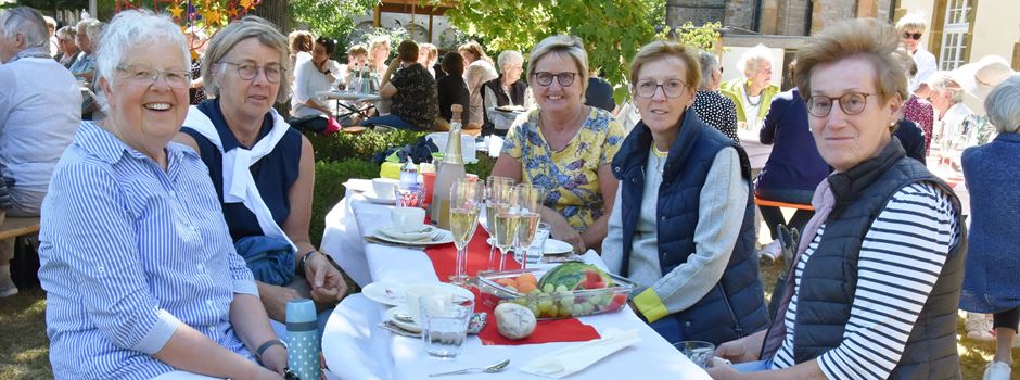 Katholischen Frauengemeinschaft:  Kaffeeklatsch im Klostergarten