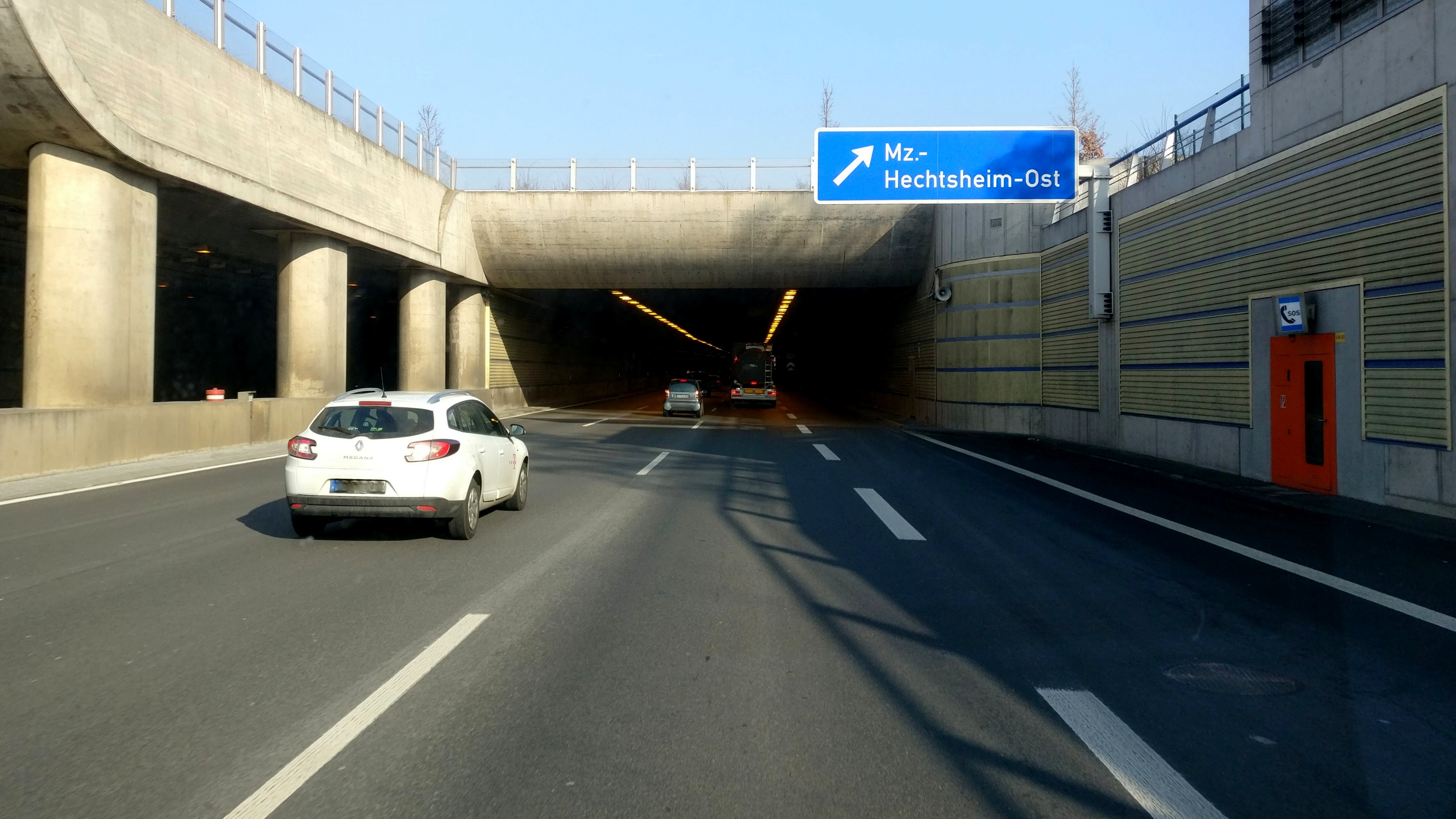 Transporter Brennt Im Hechtsheimer Tunnel: Autobahn Vollgesperrt