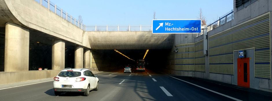 Vollsperrung wegen qualmendem Sattelzug am Hechtsheimer Tunnel