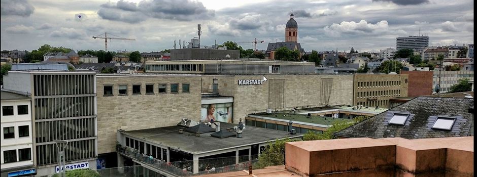 Jetzt geht es los: Abrissarbeiten am Karstadt-Gebäude beginnen
