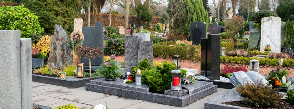 Jährliche Kontrolle des kommunalen Friedhofs Herzebrock: Standsicherheitsprüfung der Grabsteine
