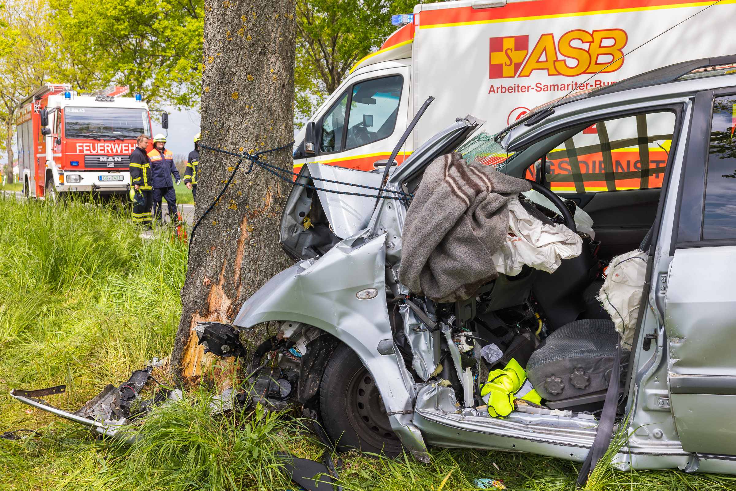 Auto Prallt Gegen Baum Bei Bischofsheim