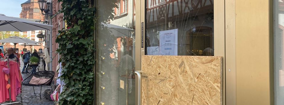 Scheibe von Antiquitätengeschäft in Mainzer Altstadt eingeschlagen