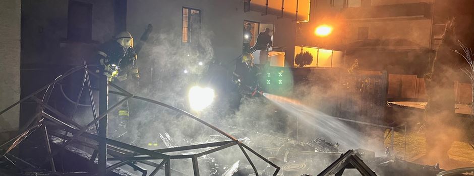 Gewächshaus in Flammen: Feuerwehr verhindert Schlimmeres