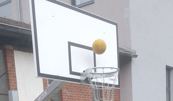 Basketballkorb an der Grundschule Elversberg