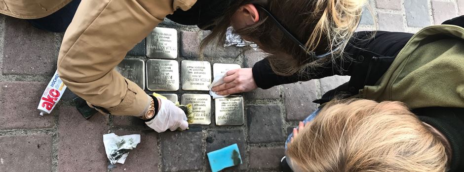 Geschichtsverein Nierstein: Reinigung der Stolpersteine – ein Zeichen setzen für Frieden und Solidarität