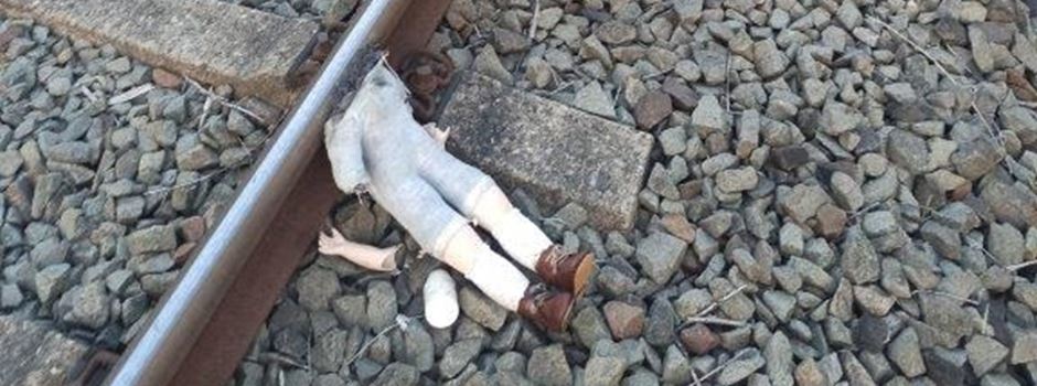 Makabrer Streich: Unbekannte legen Puppe auf Bahnschienen