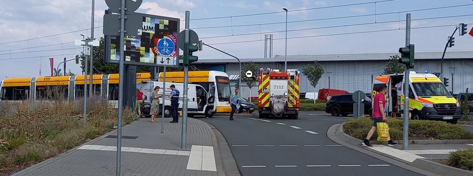 Verkehrsunfall in Mainz: Transporter kracht in Tram
