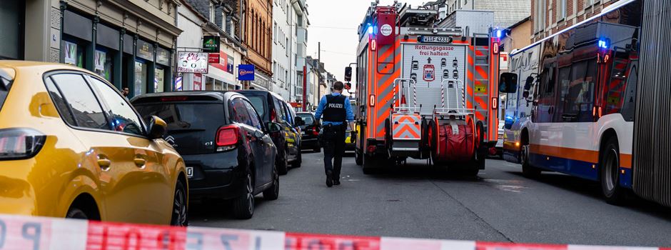 Polizeieinsatz in der Rathausstraße – Person mit Messer verletzt