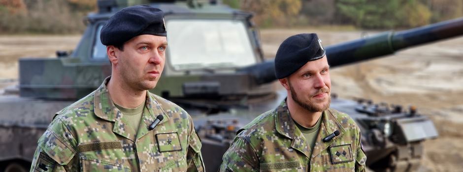 Soldaten aus der Slowakei lernen in Munster „Leo-Fahren“
