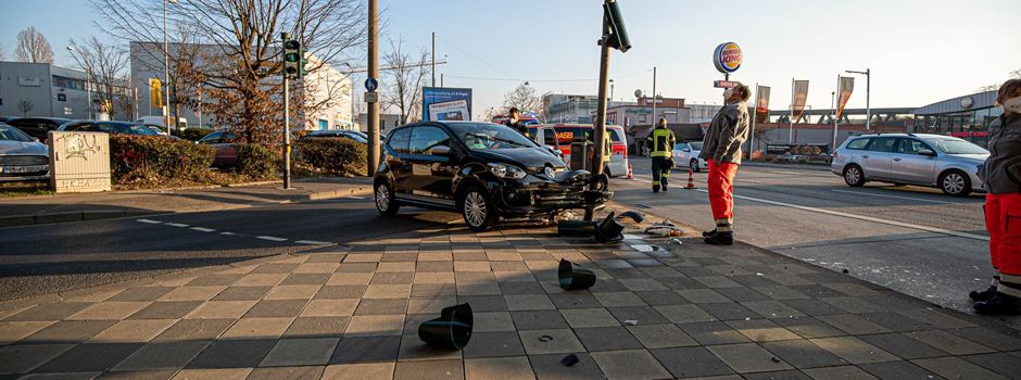 Autofahrer kracht bewusstlos in Ampel – Fußgänger rettet sich mit Sprung