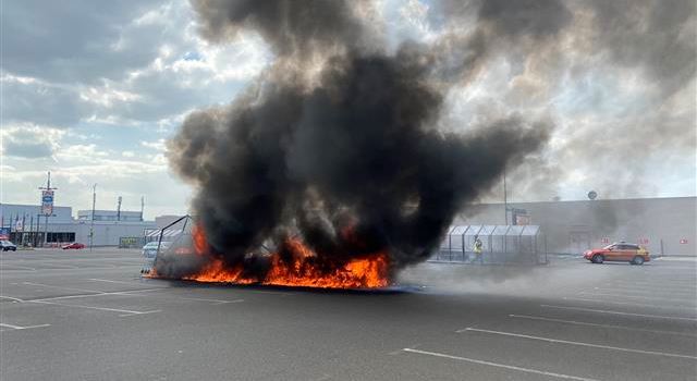 Einkaufswagen-Unterstand vor „Real“ geht in Flammen auf