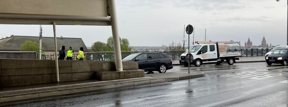 Polizei kontrolliert Autofahrer auf der Theodor-Heuss-Brücke