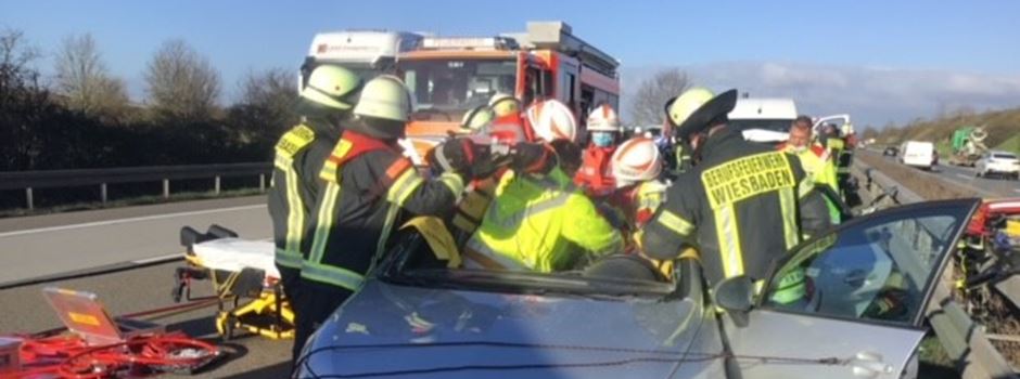 Schwerer Verkehrsunfall auf Autobahn: Feuerwehr rettet Fahrer aus Auto