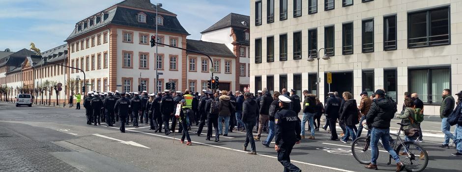 Hunderte Polizisten marschieren am Montag durch Mainz