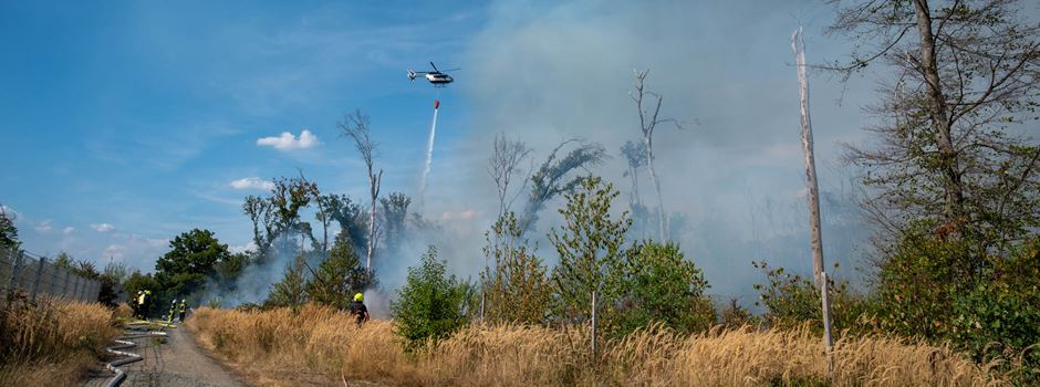 Waldgebiet in Flammen: Lösch-Hubschrauber im Einsatz