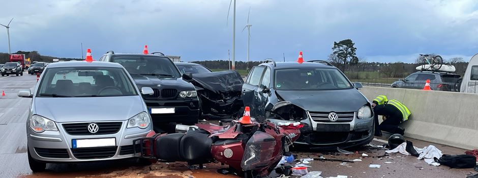 Motorradfahrer kommt bei schwerem Verkehrsunfall auf der A7 ums Leben