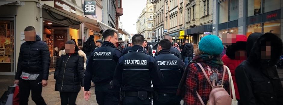 Stadtpolizei weist Wiesbadener mit Lautsprechern auf Maskenpflicht hin