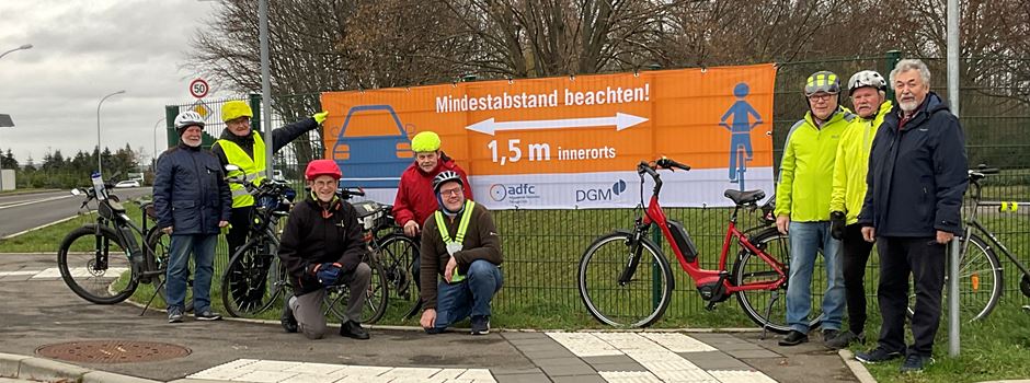 Mindestabstand beim Überholen eines Fahrrads: Banneraktion in Niederkassel gestartet