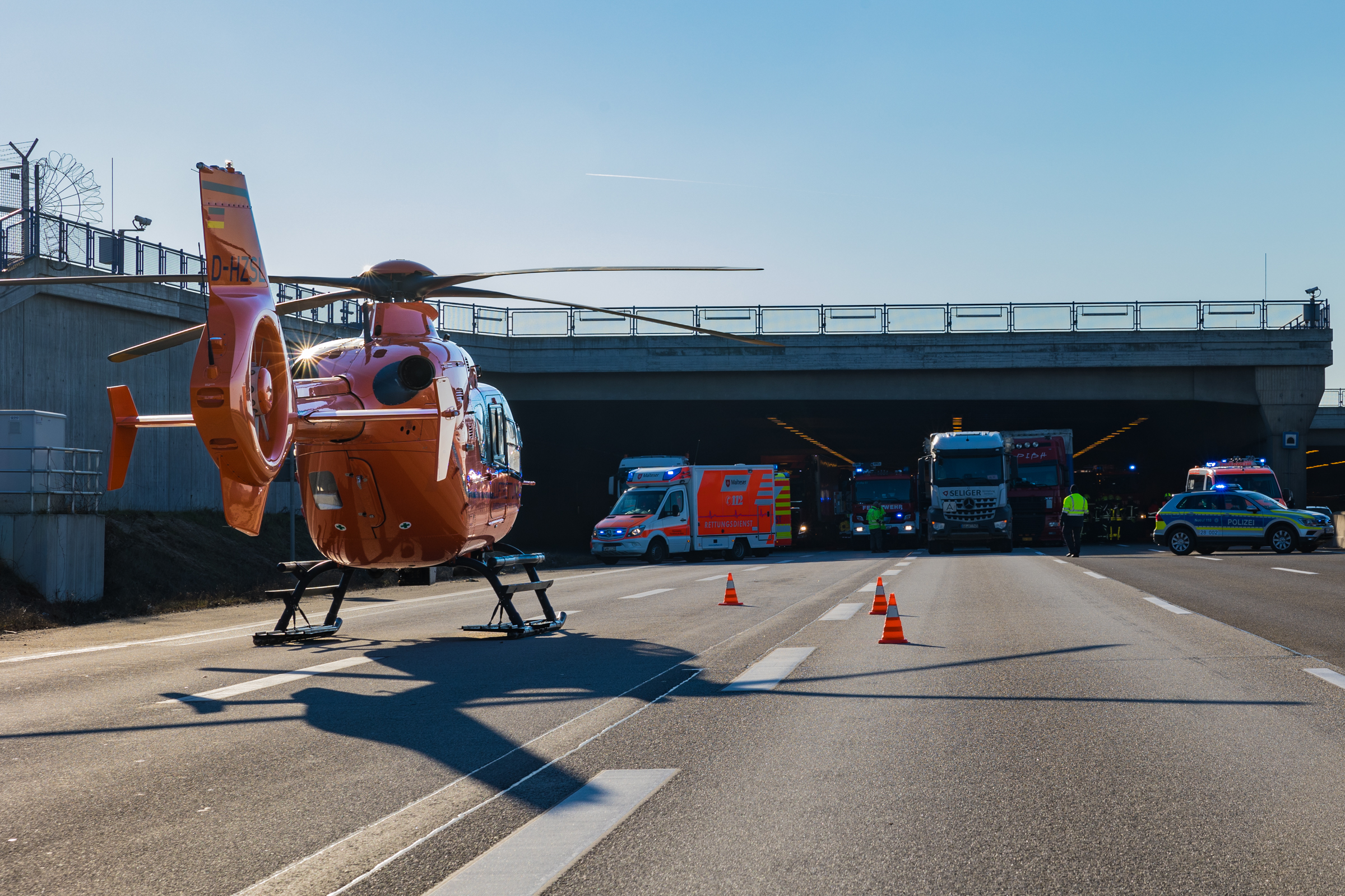 Schwerer Verkehrsunfall – Rettungshubschrauber Landet Auf Autobahn