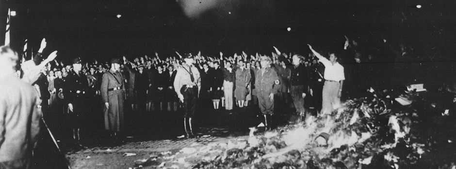 Als Bücher auf dem Adolf-Hitler-Platz in Mainz verbrannt wurden