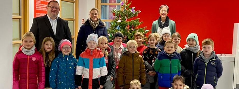 Kinder basteln festlichen Schmuck für Weihnachtsbäume der Geschäftsstellen in Herzebrock und Clarholz