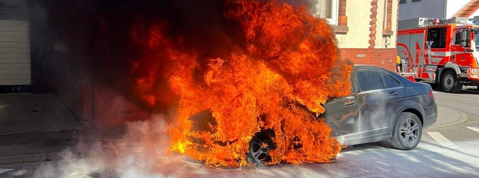 Auto geht in Wiesbaden in Flammen auf