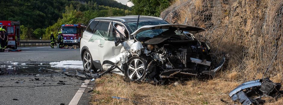 Schwerer Verkehrsunfall: Frau stirbt noch an Unfallstelle