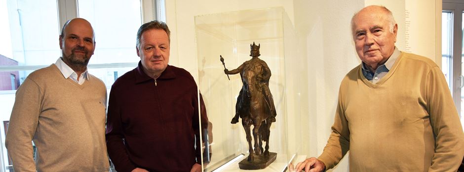 Heimatverein Herzebrock ersteigert Statuette von Rudolf I. von Habsburg