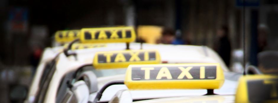 Unbekannter schlägt und tritt auf Taxifahrer (71) ein