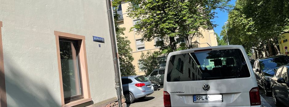 Warum vor dem LKA in Mainz Autos auf dem Bürgersteig stehen dürfen