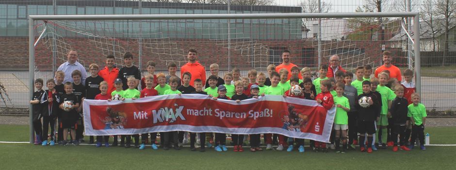 54 Kinder bei den Sparkassenfußballferien beim Herzebrocker SV
