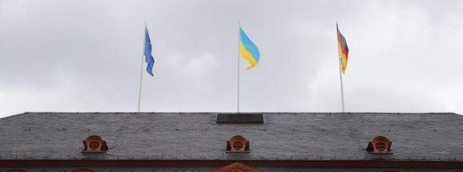 Ukraine-Flagge auf Landtag in Mainz gehisst