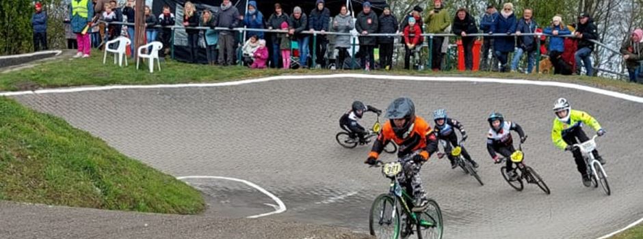 Emil Schäfsmeier fährt in seinem ersten BMX-Rennen direkt auf Platz eins