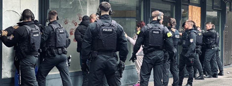 Polizei findet Schusswaffe auf Toilette in Wiesbadener Geschäft