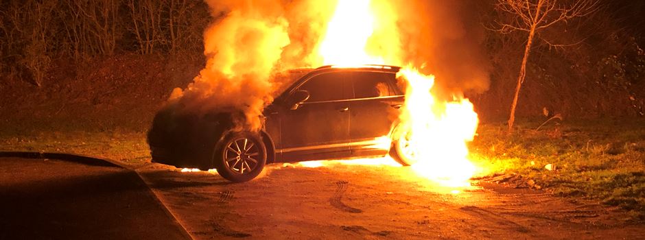 Feuer: Auto brennt komplett aus