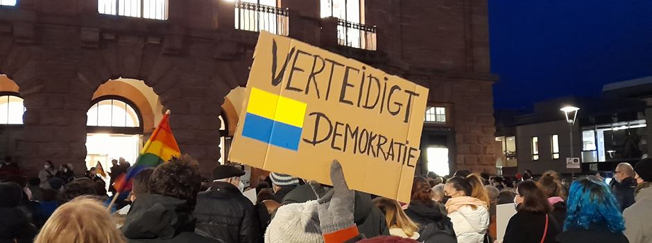 „Stay with Ukraine“ – Mahnwache für Frieden in Wiesbaden am Freitag