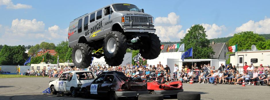 Große Stuntshow und Monster-Trucks