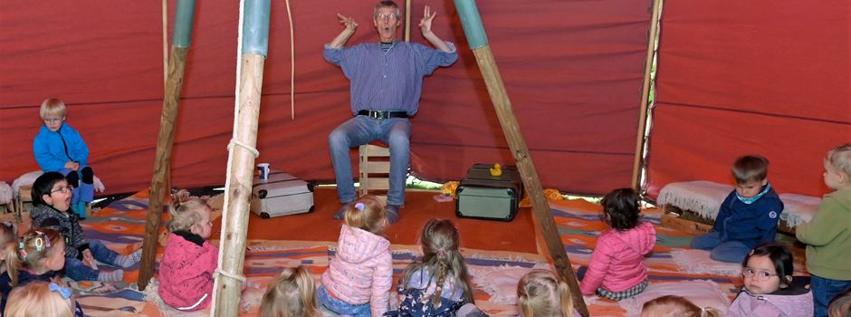 Spannende Geschichten im Erzählzelt Geschichtenerzähler Thomas Hoffmeister-Höfener faszinierte Kinder und Eltern